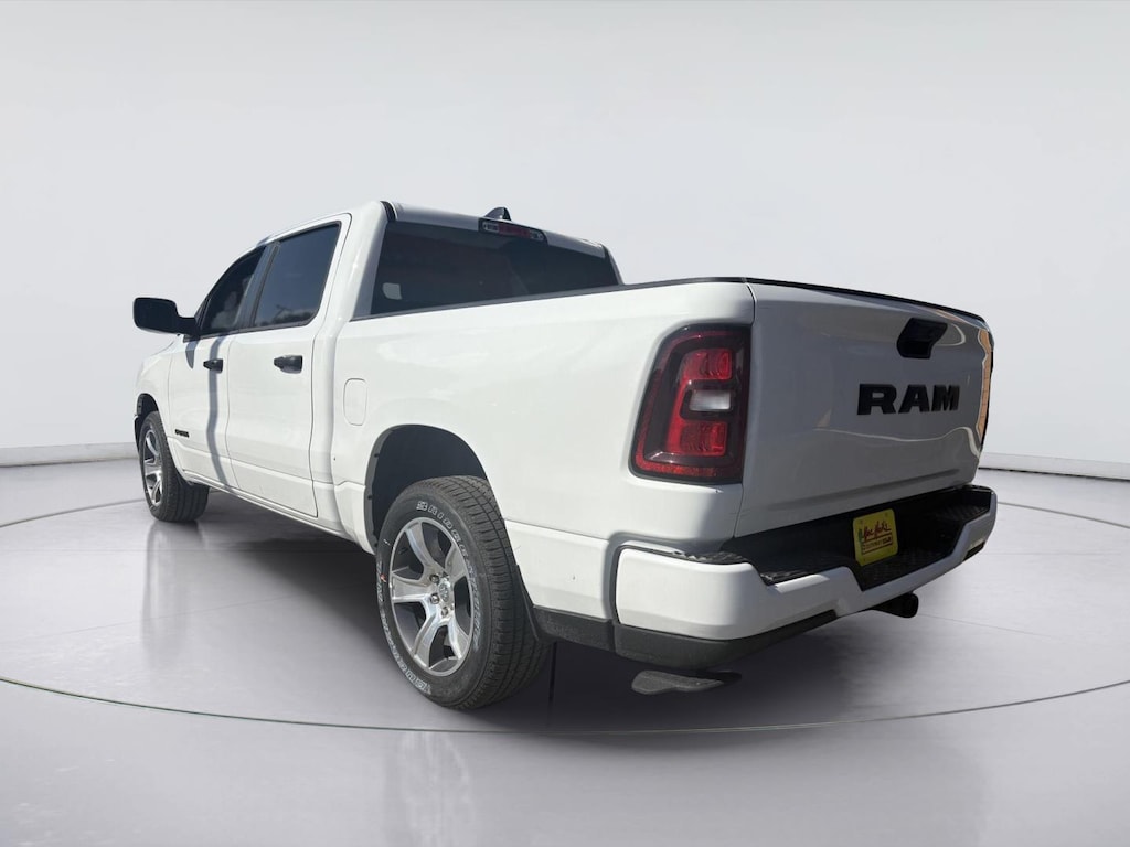 New 2026 Ram 1500 EXPRESS CREW CAB 4X2 5'7 BOX Pickup