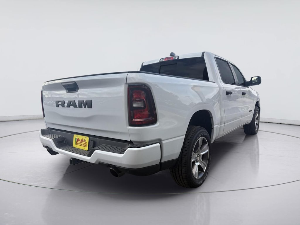 New 2026 Ram 1500 EXPRESS CREW CAB 4X2 5'7 BOX Pickup