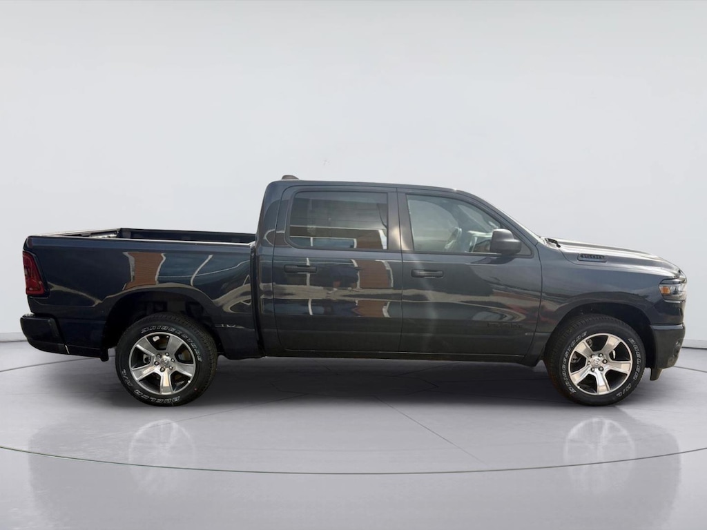 New 2026 Ram 1500 EXPRESS CREW CAB 4X2 5'7 BOX Pickup