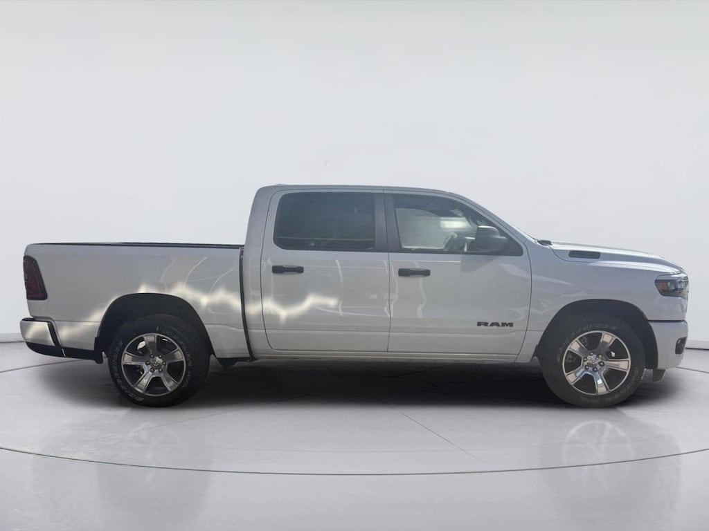 New 2026 Ram 1500 EXPRESS CREW CAB 4X2 5'7 BOX Pickup