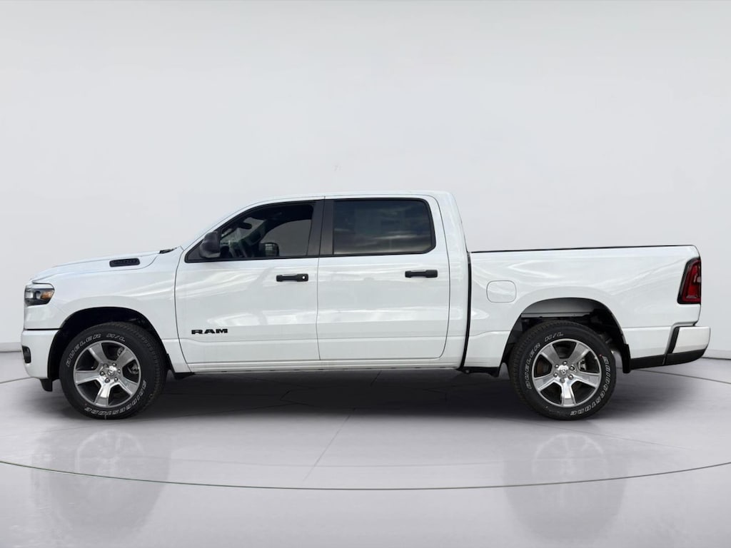 New 2026 Ram 1500 EXPRESS CREW CAB 4X2 5'7 BOX Pickup