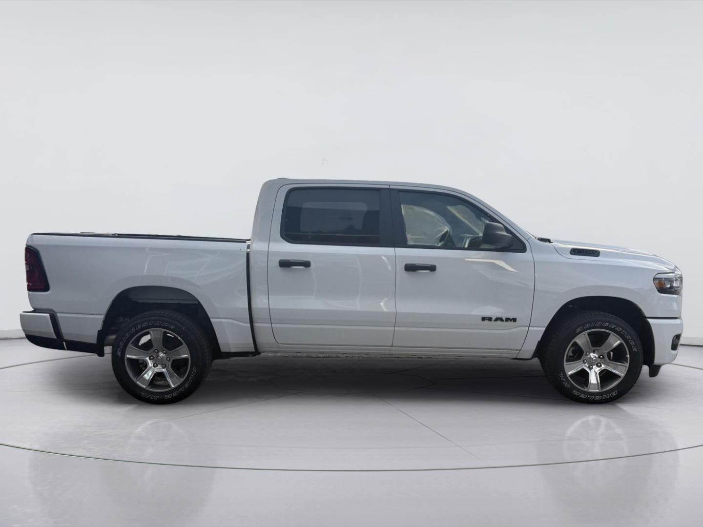 2026 RAM 1500 Express - Photo 8