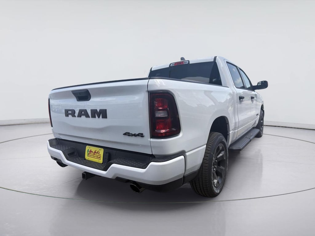 New 2026 Ram 1500 EXPRESS CREW CAB 4X4 5'7 BOX Pickup