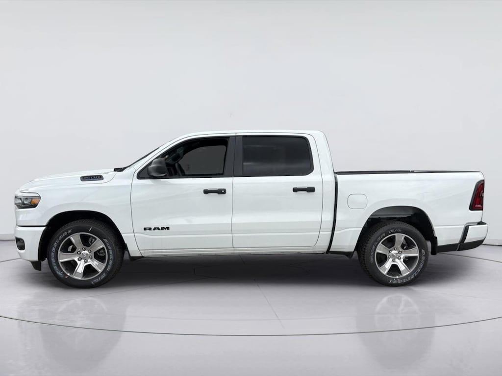 New 2026 Ram 1500 EXPRESS CREW CAB 4X2 5'7 BOX Pickup