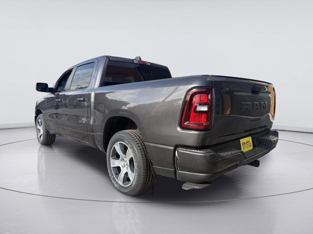 New 2026 Ram 1500 EXPRESS CREW CAB 4X2 5'7 BOX Pickup