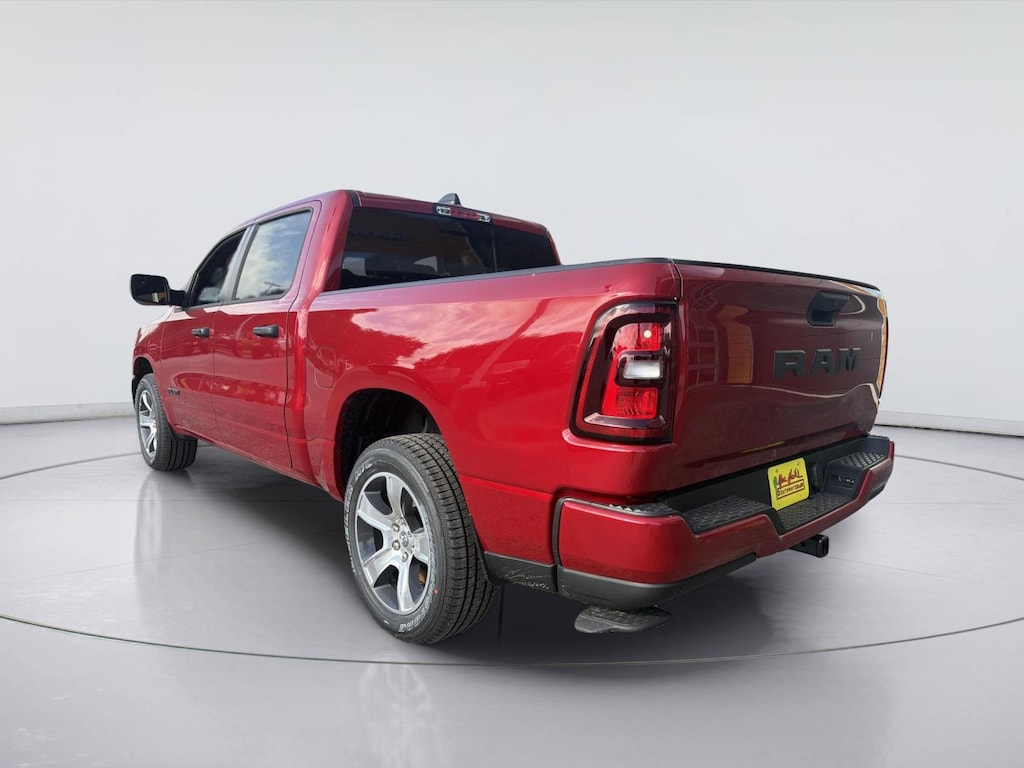 New 2026 Ram 1500 EXPRESS CREW CAB 4X2 5'7 BOX Pickup