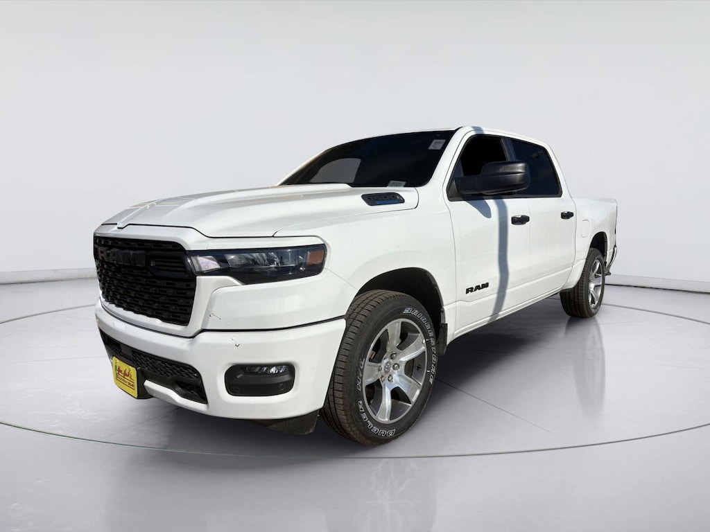 New 2026 Ram 1500 EXPRESS CREW CAB 4X2 5'7 BOX Pickup
