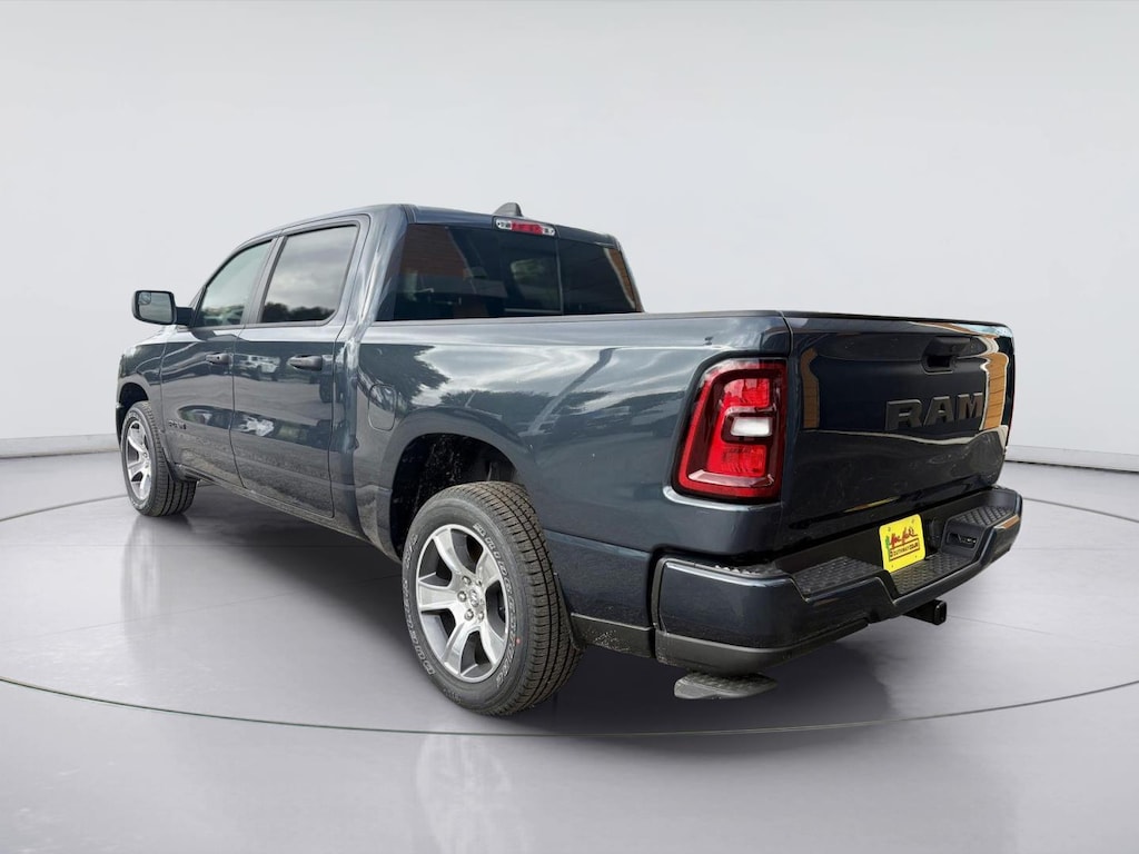New 2026 Ram 1500 EXPRESS CREW CAB 4X2 5'7 BOX Pickup