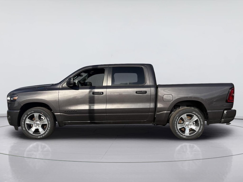 New 2026 Ram 1500 EXPRESS CREW CAB 4X2 5'7 BOX Pickup