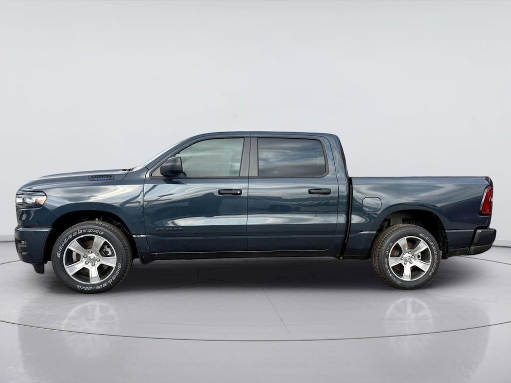 New 2026 Ram 1500 EXPRESS CREW CAB 4X2 5'7 BOX Pickup