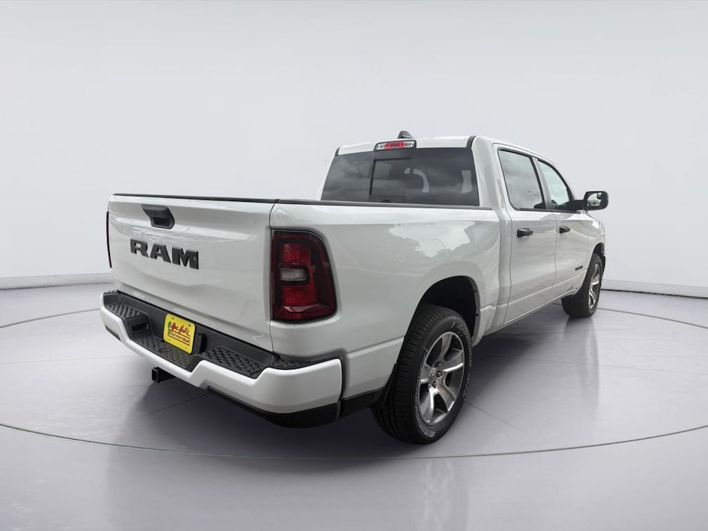 New 2026 Ram 1500 EXPRESS CREW CAB 4X2 5'7 BOX Pickup
