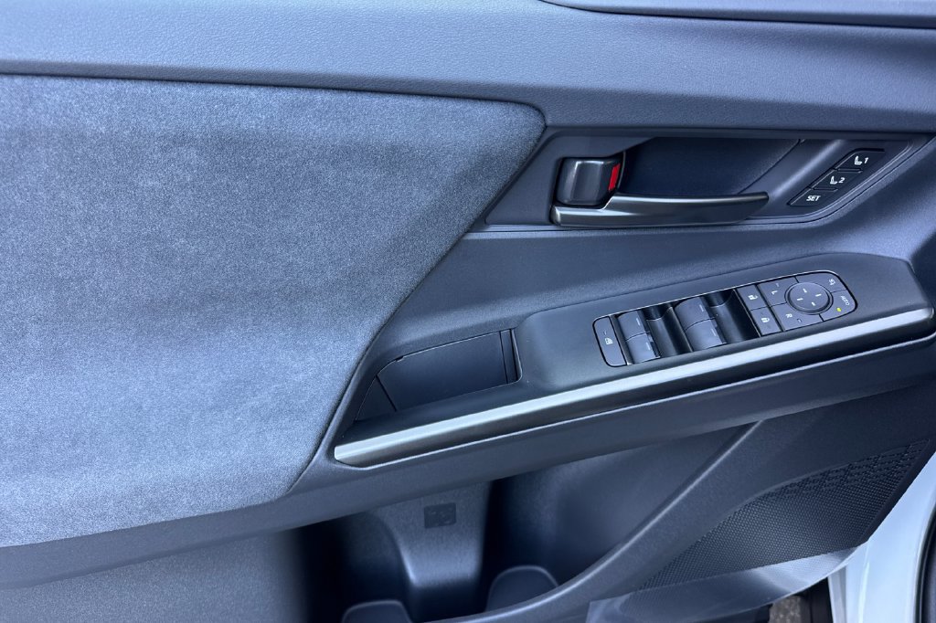 2026 Toyota C-HR XSE - Photo 8