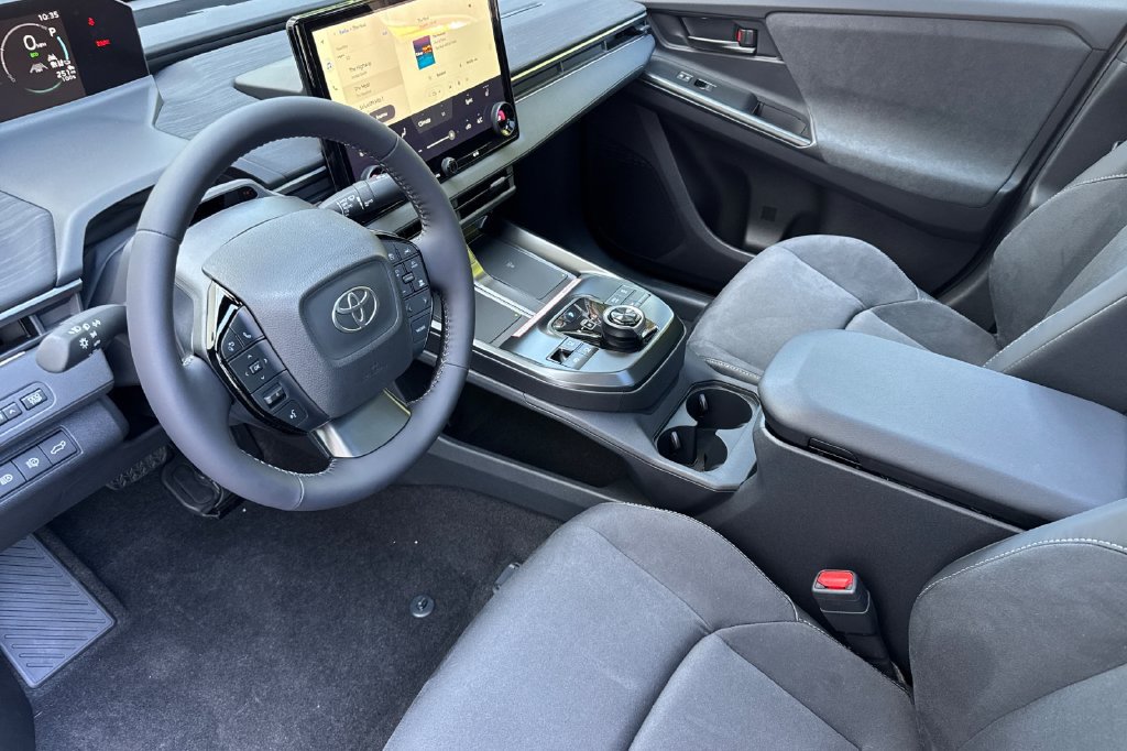2026 Toyota C-HR XSE - Photo 7
