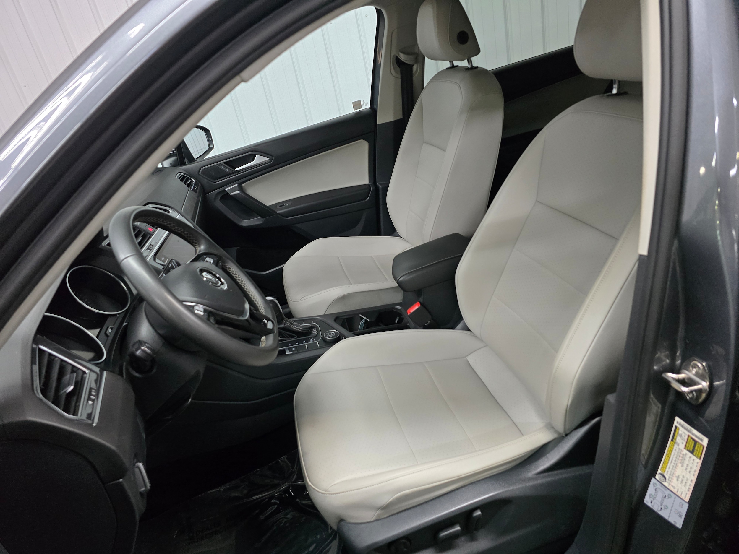 2021 Volkswagen Tiguan SE - Photo 18