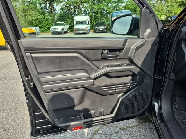 2025 Toyota Tacoma SR5 - Photo 11