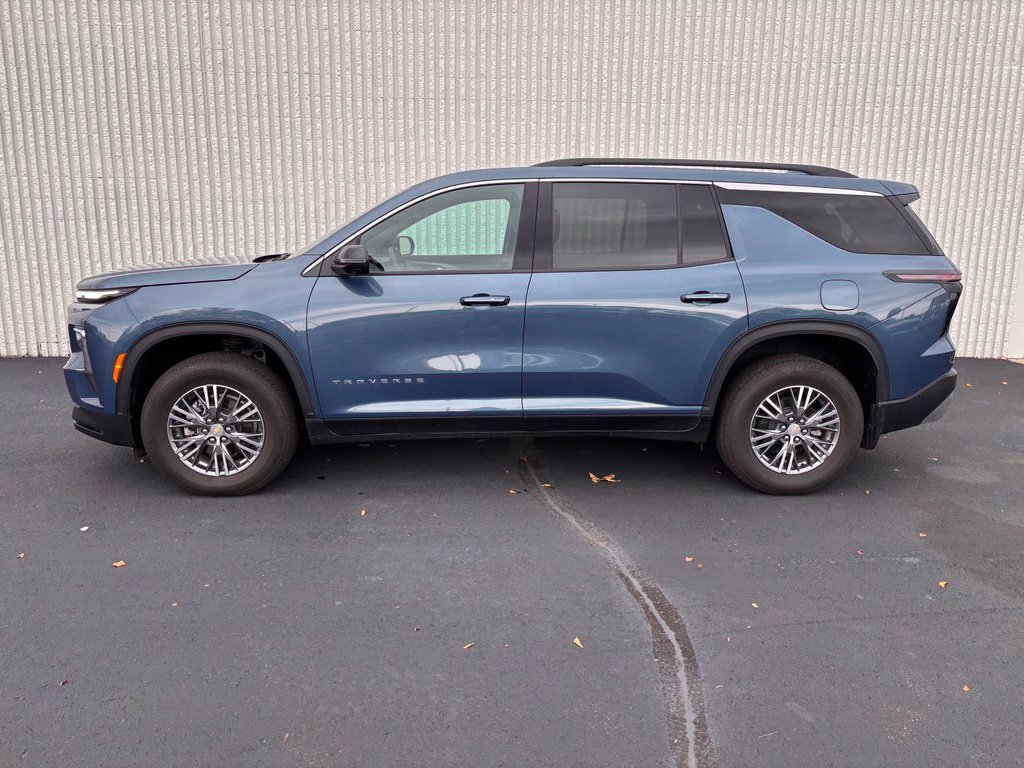 Used 2025 Chevrolet Traverse LT with VIN 1GNEVGRS4SJ229807 for sale in Mankato, Minnesota