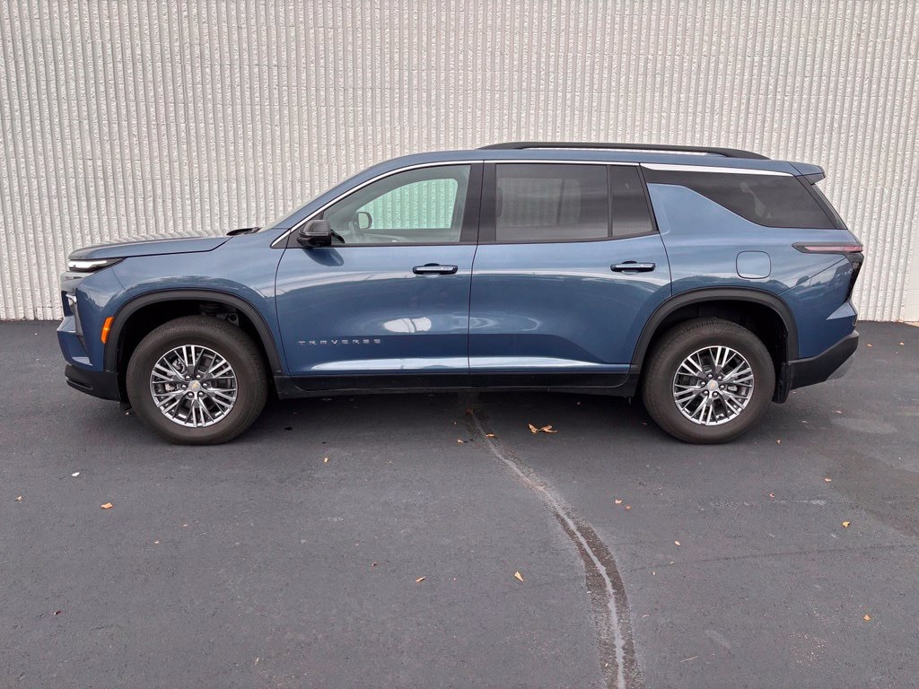 Used 2025 Chevrolet Traverse LT SUV