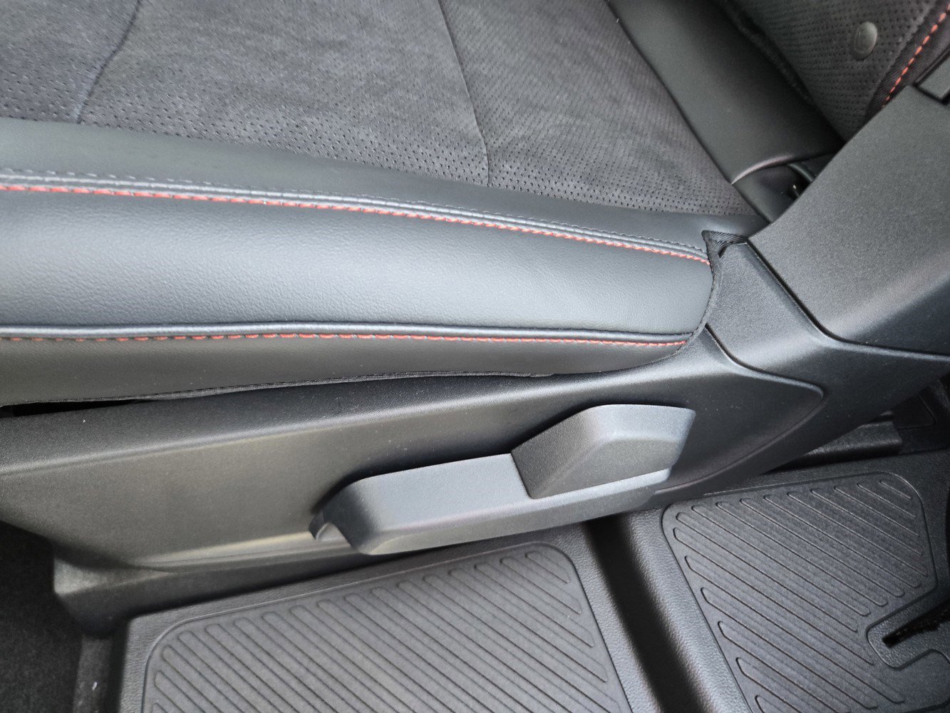2026 Ford Explorer ST - Photo 23