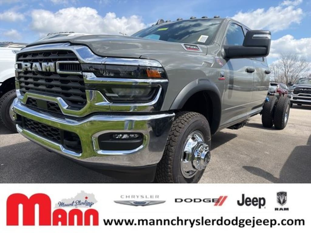 New 2026 Ram 3500 Chassis Cab TRADESMAN CREW 4X4 60' CA Pickup