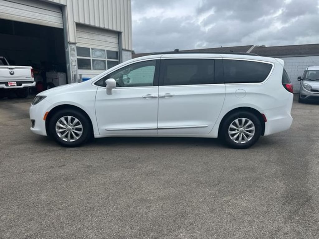 Used 2017 Chrysler Pacifica Touring L Minivan/Van