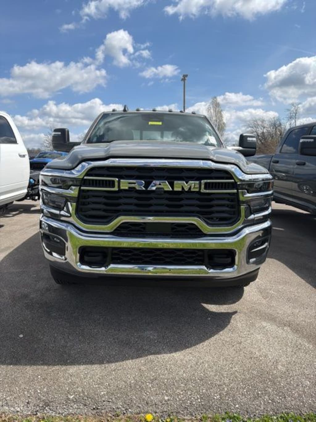 New 2026 Ram 3500 Chassis Cab TRADESMAN CREW 4X4 60' CA Pickup