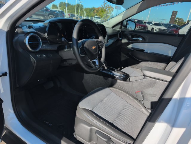 2025 Chevrolet Trax LT - Photo 6