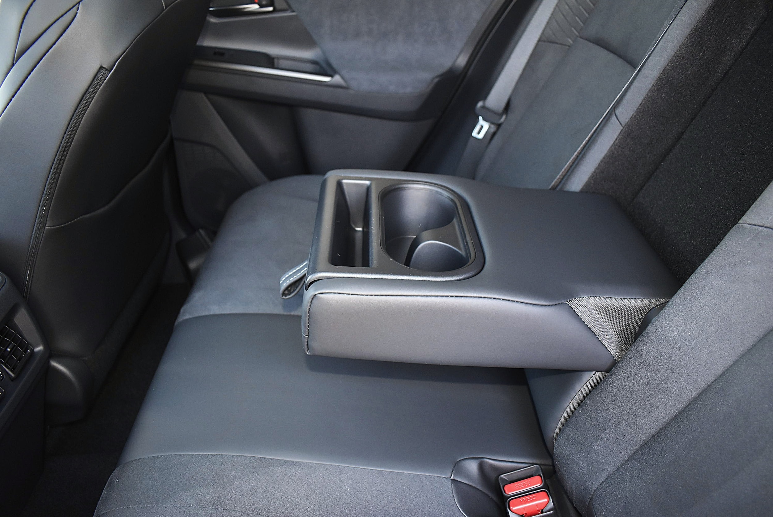 2026 Toyota C-HR XSE - Photo 24