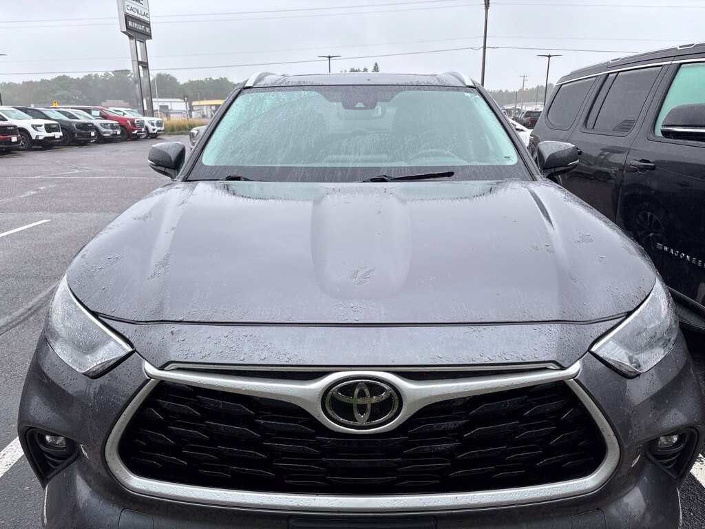 Used 2024 Toyota Highlander LE SUV