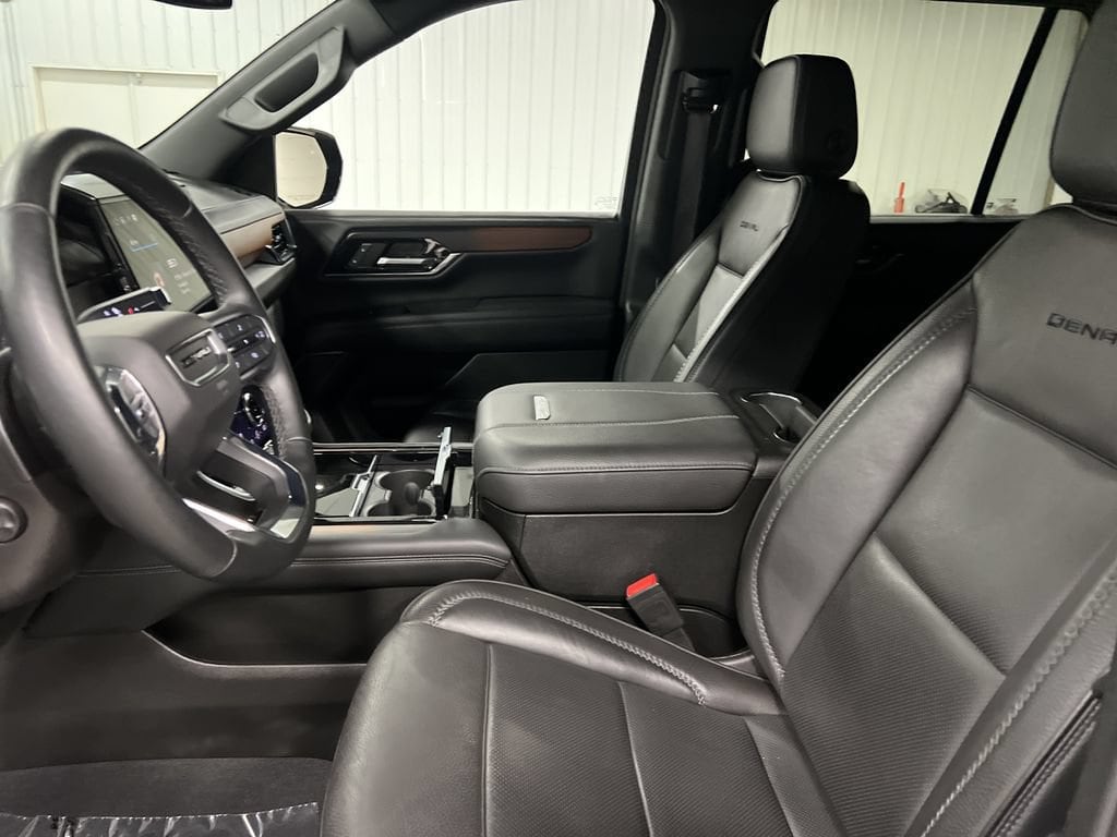2025 GMC Yukon Denali - Photo 13