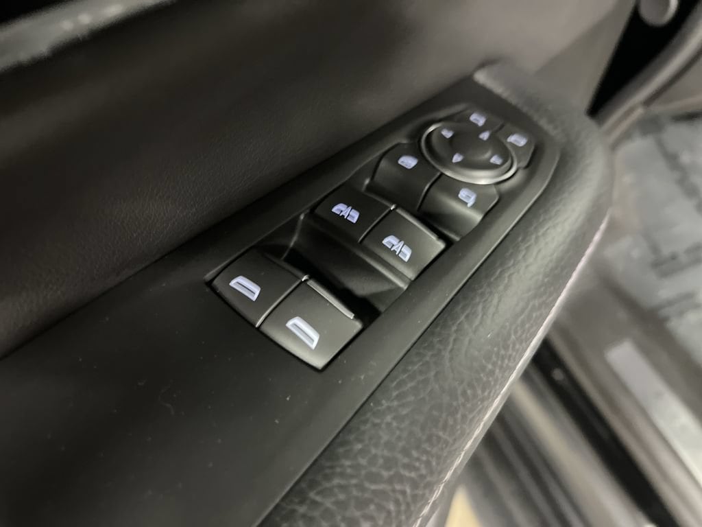 2025 GMC Yukon Denali - Photo 17