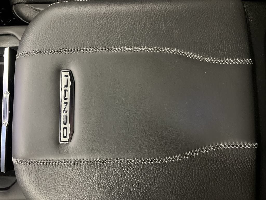 2025 GMC Yukon Denali - Photo 28