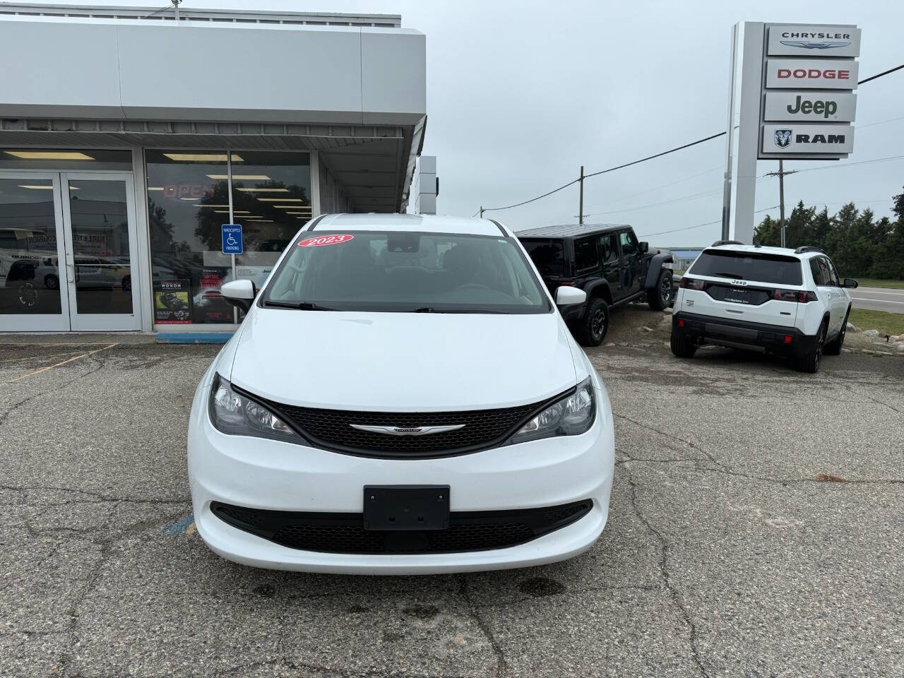 2023 Chrysler Voyager LX - Photo 3