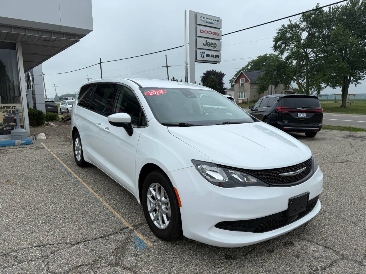 2023 Chrysler Voyager LX - Photo 2