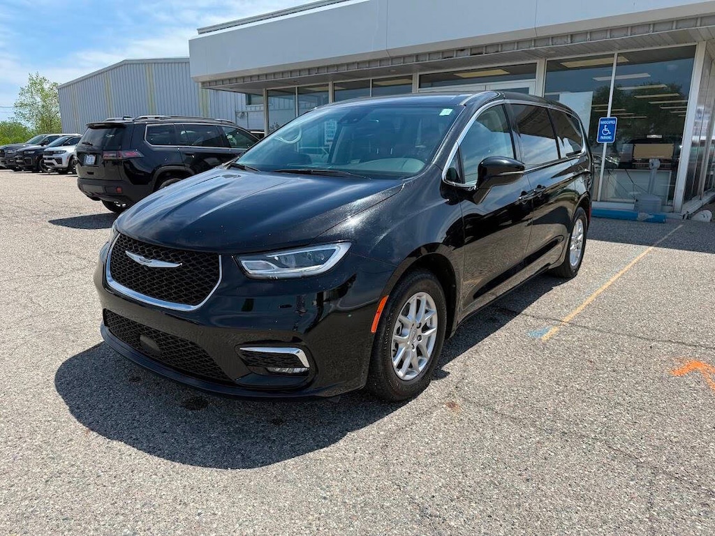 Used 2024 Chrysler Pacifica Touring L 4dr Mini Van Minivan