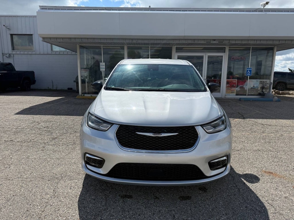 Used 2024 Chrysler Pacifica Touring L 4dr Mini Van Minivan