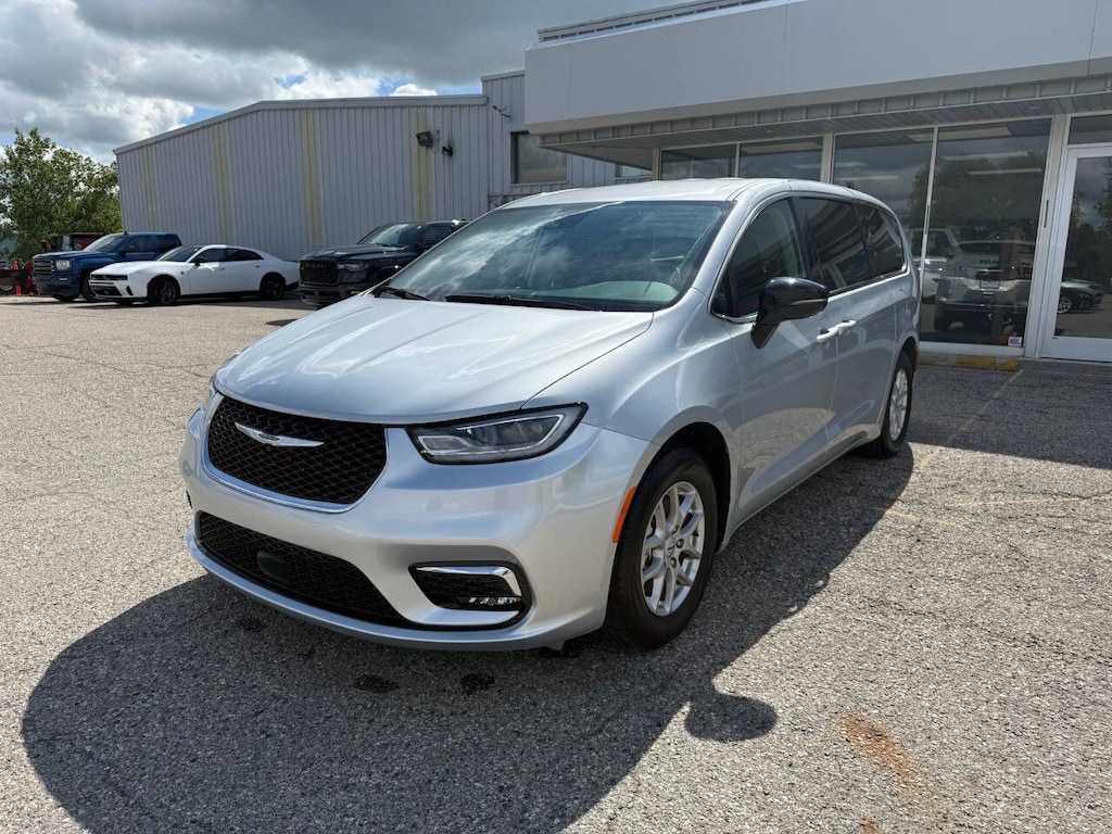 Used 2024 Chrysler Pacifica Touring L 4dr Mini Van Minivan