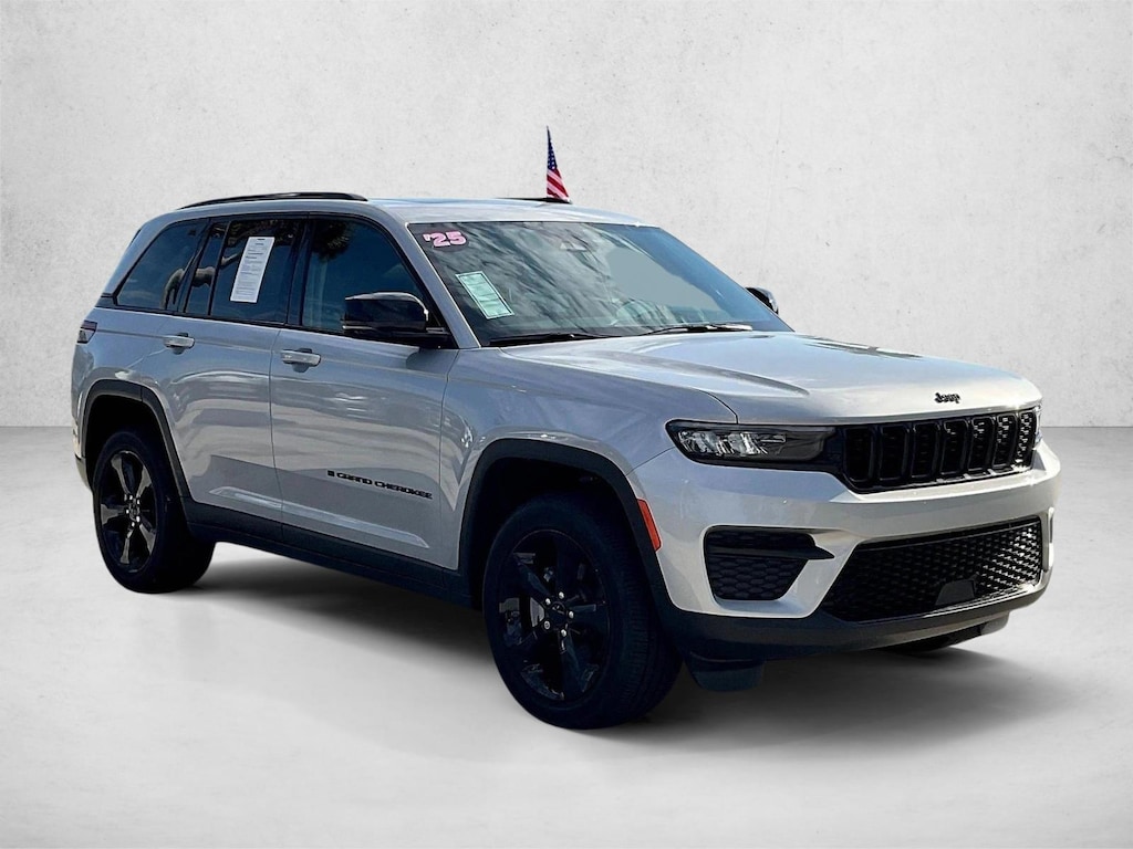 Used 2025 Jeep Grand Cherokee Laredo SUV