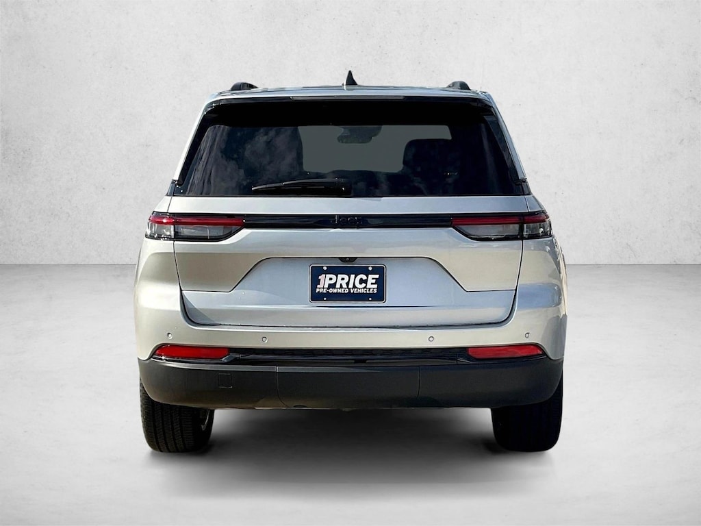 Used 2025 Jeep Grand Cherokee Laredo SUV