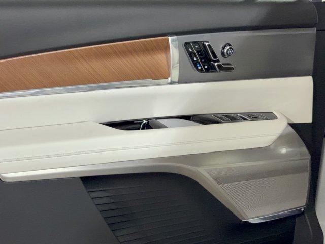 2027 Cadillac VISTIQ Sport - Photo 14