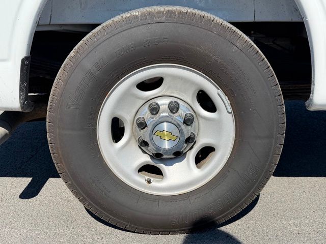 2025 Chevrolet Express Passenger LT - Photo 8