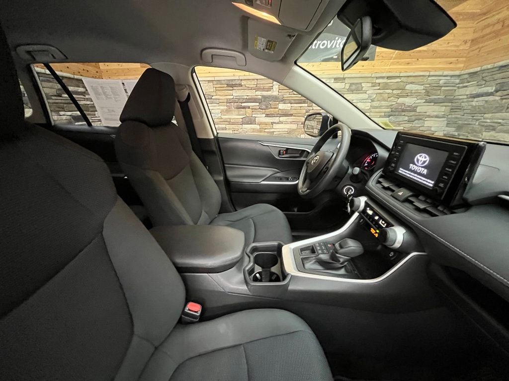2019 Toyota RAV4 LE - Photo 29
