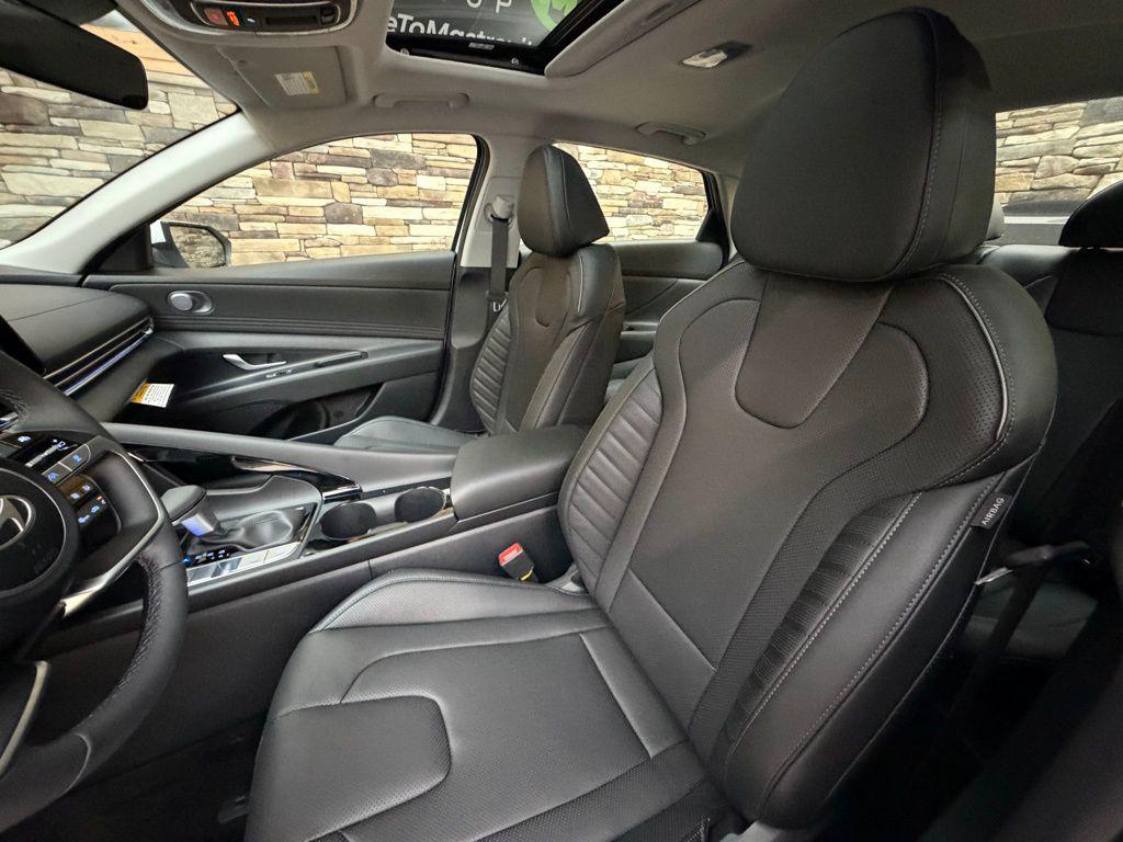 2025 Hyundai Elantra Limited - Photo 12