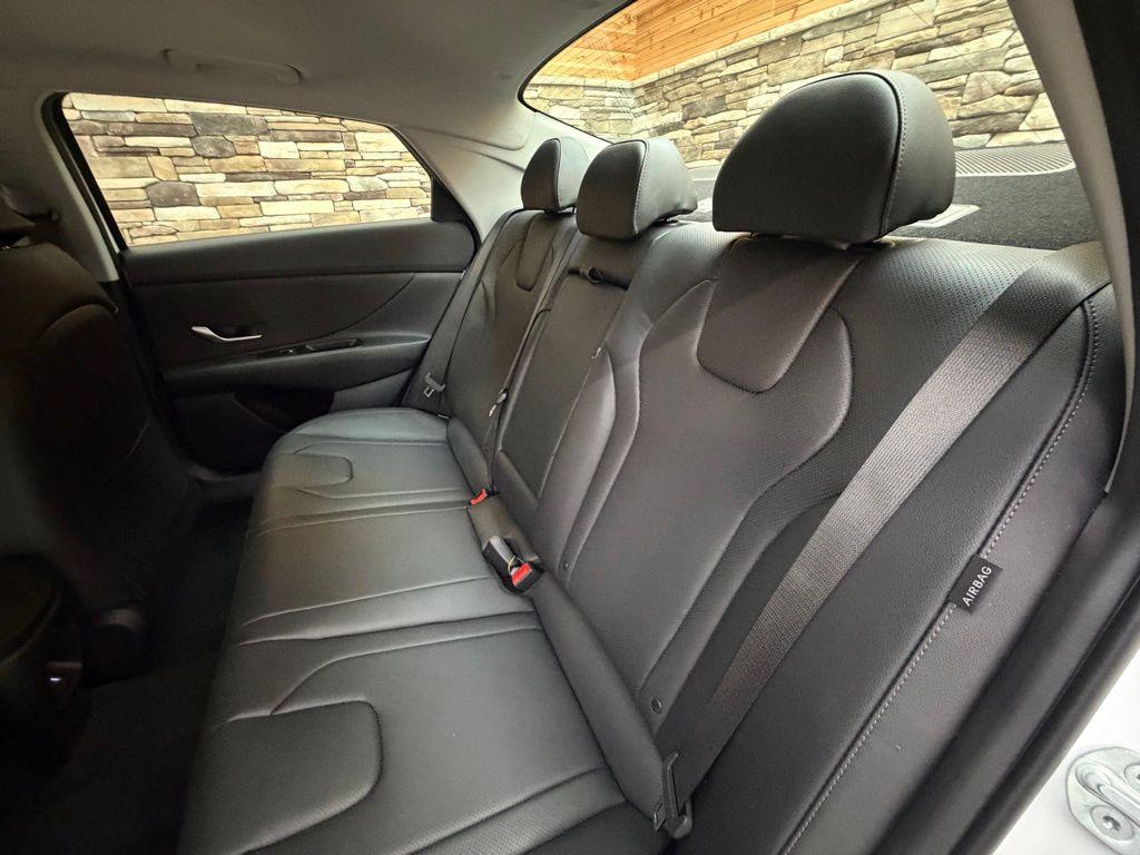 2025 Hyundai Elantra Limited - Photo 19