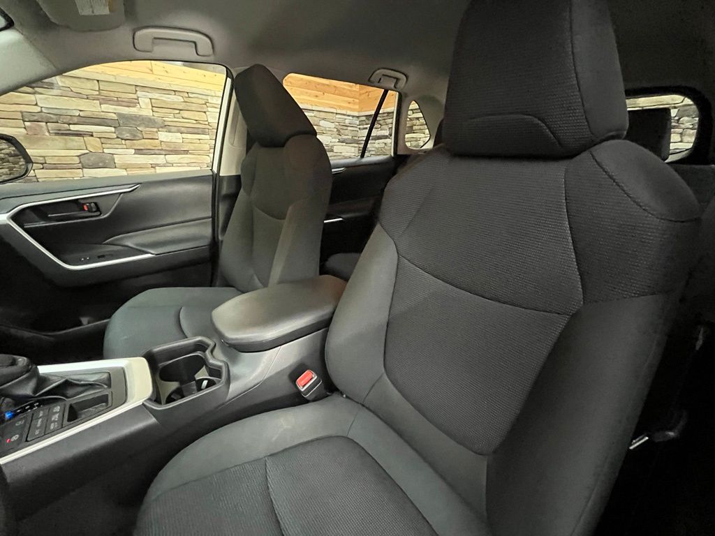2019 Toyota RAV4 LE - Photo 27