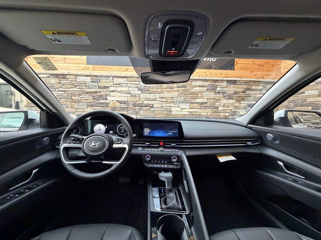 2025 Hyundai Elantra Limited - Photo 13