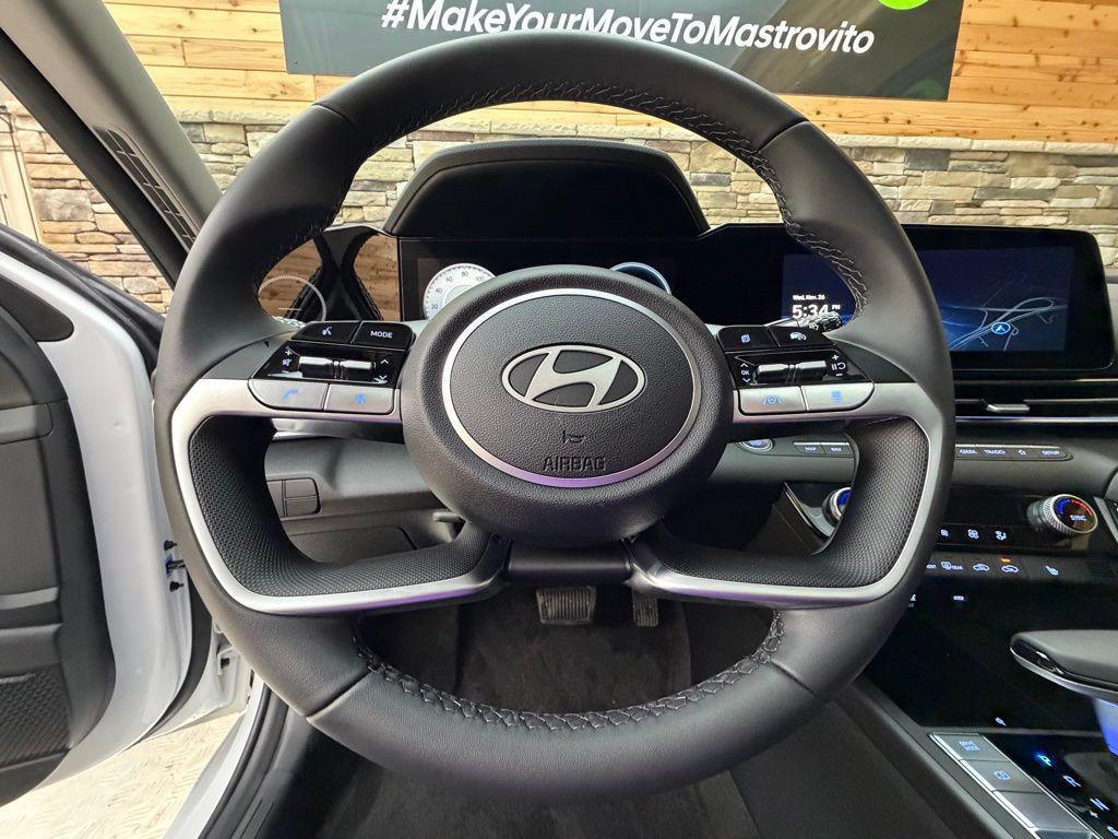 2025 Hyundai Elantra Limited - Photo 14