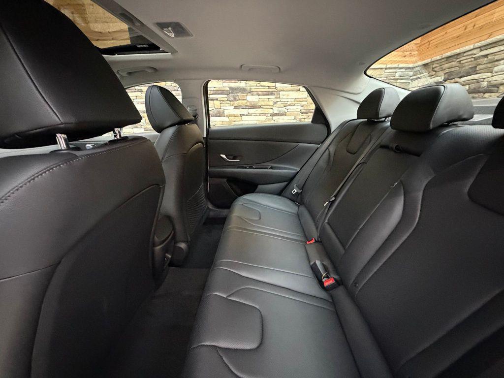 2025 Hyundai Elantra Limited - Photo 18