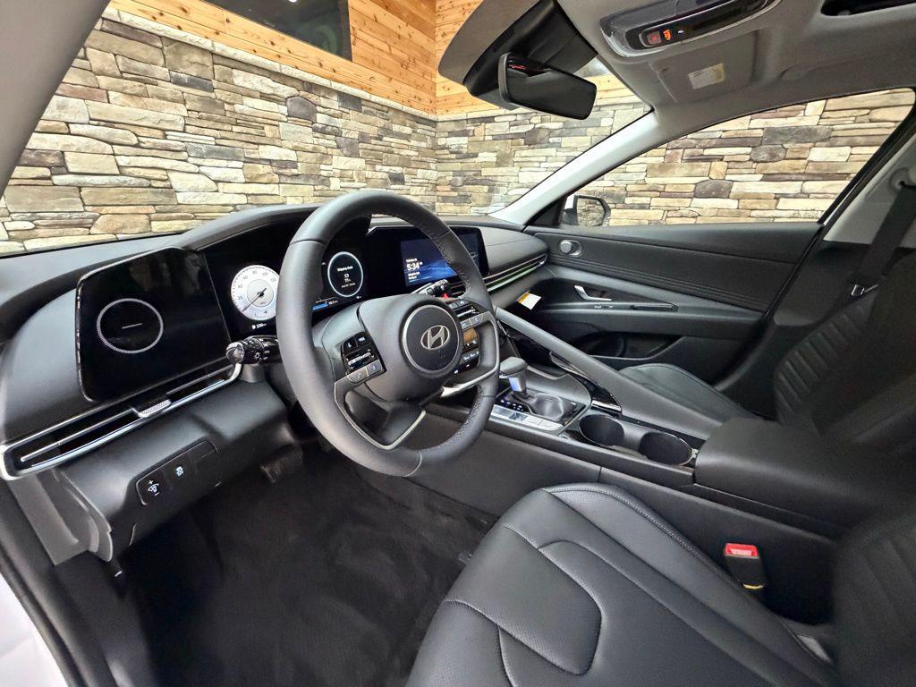 2025 Hyundai Elantra Limited - Photo 10
