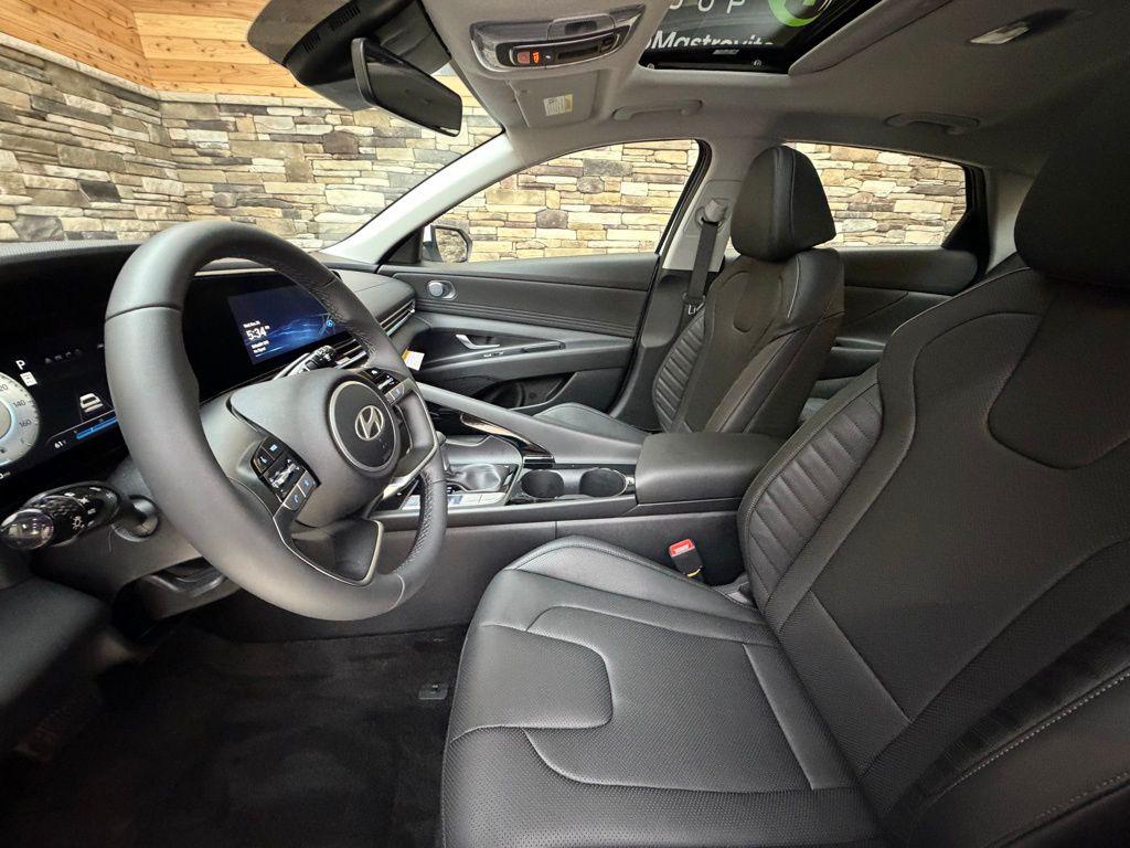 2025 Hyundai Elantra Limited - Photo 11