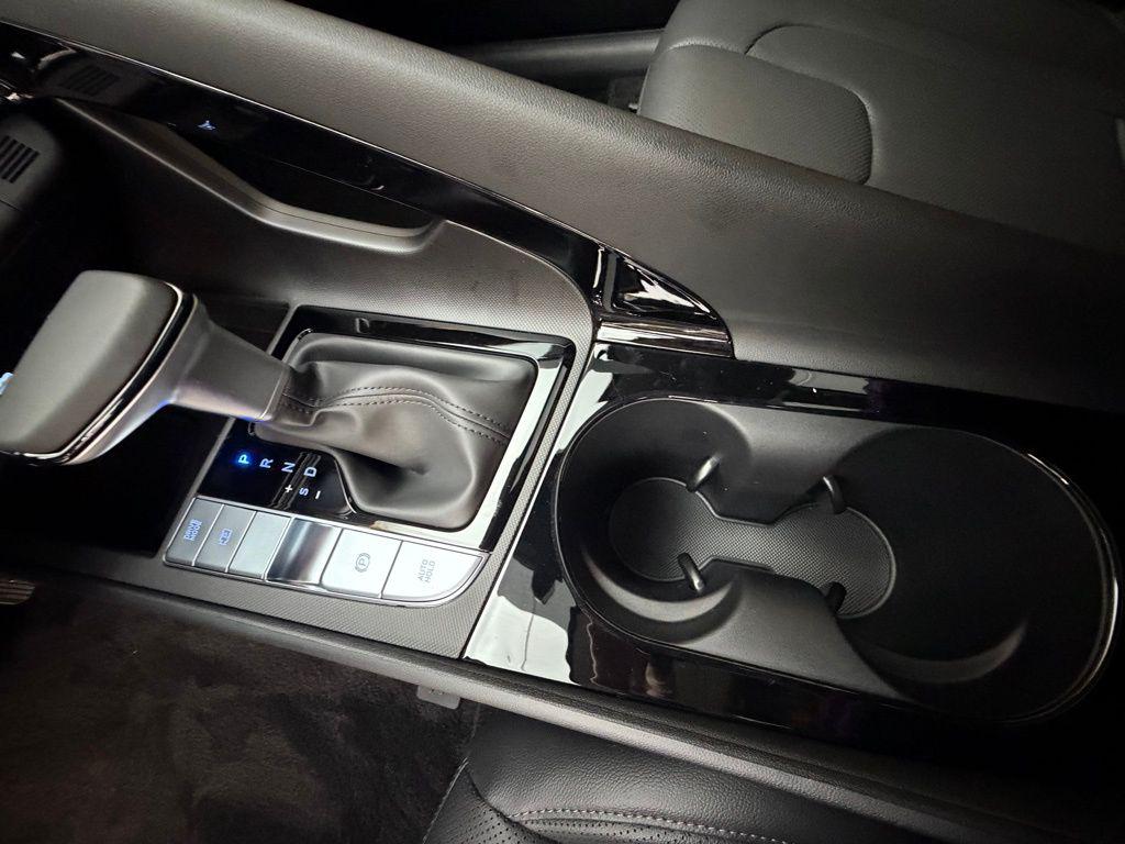 2025 Hyundai Elantra Limited - Photo 16